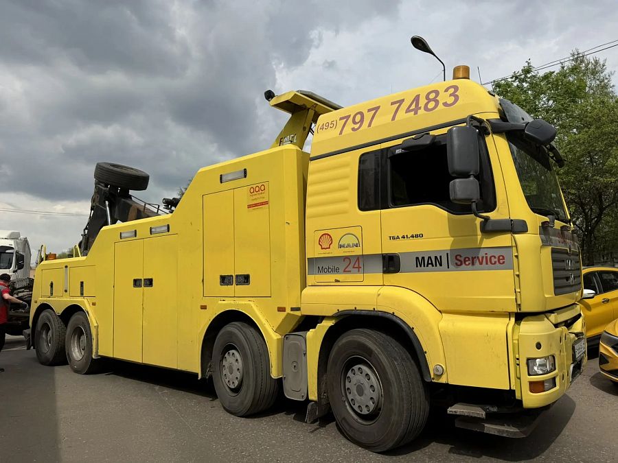Жёлтый эвакуатор MAN Service